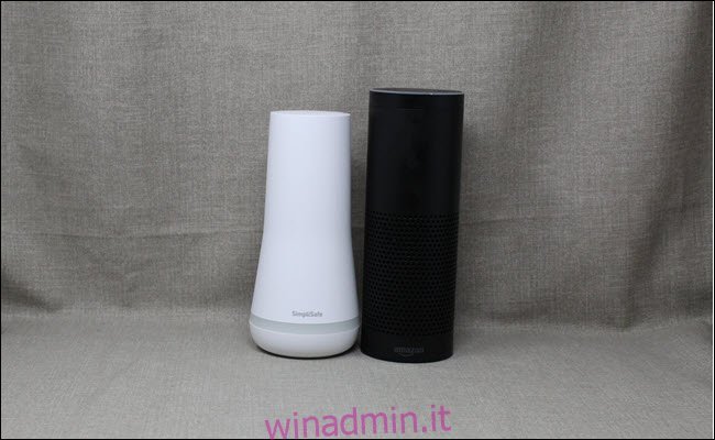 Simplisafe accanto a un Amazon Echo