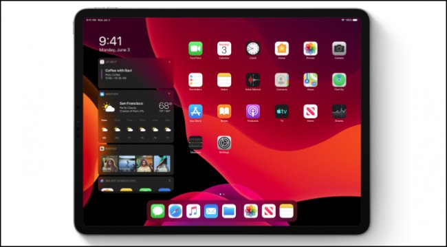 Schermata iniziale di iPadOS in modalità oscura che mostra i widget
