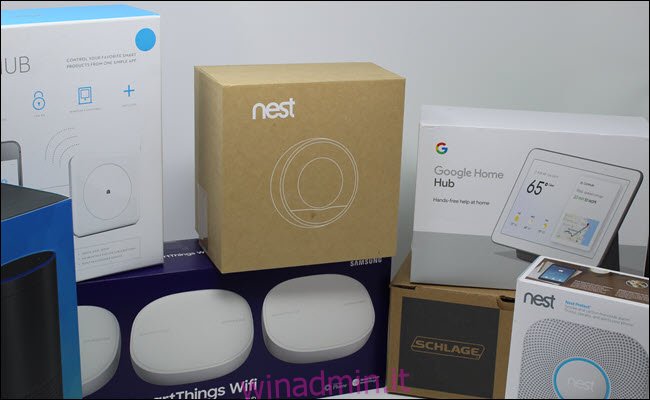 Un termostato Nest, occhiolino, hub Google Home, Eero, Echo e lucchetto Schlage.