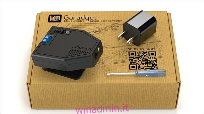 Sensore laser Garadget posizionato sopra una scatola.