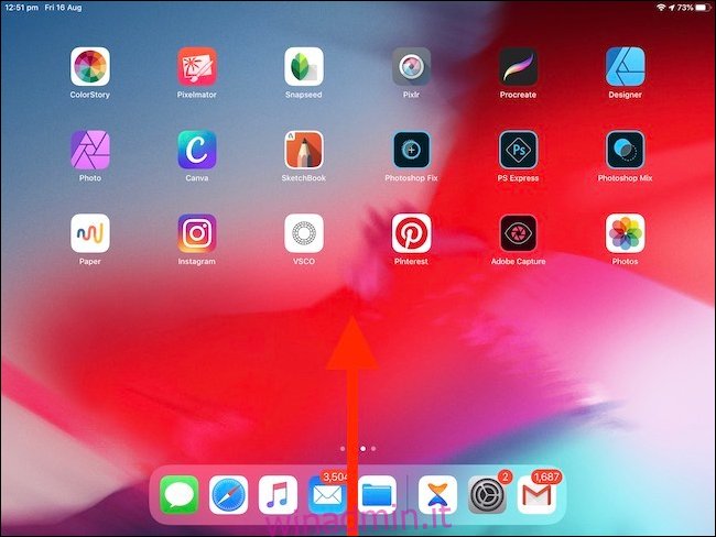 Scorri verso l'alto dalla parte inferiore dello schermo dell'iPad per visualizzare l'App Switcher.