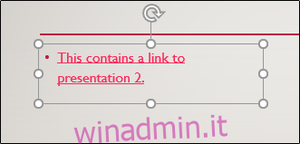 Una casella di testo con testo con collegamento ipertestuale in PowerPoint.