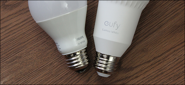 Una lampadina smart Philips ed Eufy fianco a fianco.