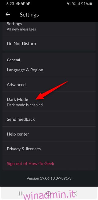 Opzione Slack Dark Mode abilitata nelle Impostazioni su un telefono Android
