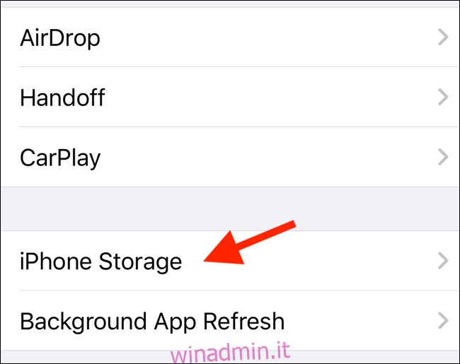 Seleziona l'opzione di archiviazione dell'iPhone in Generale nell'app Impostazioni