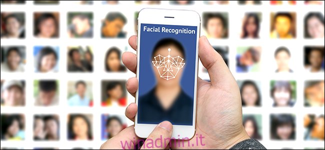 Un uomo che utilizza la tecnologia di riconoscimento facciale per identificare un soggetto da un database.