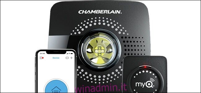 Chamberlain MyQ Garage Hub bridge, sensore porta e app per telefono.