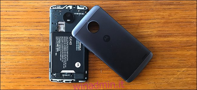 Un telefono Android con il coperchio della batteria rimosso.