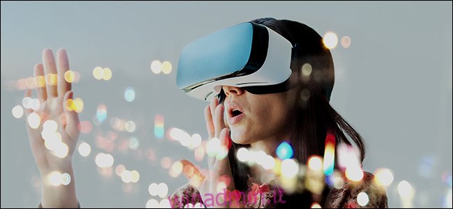 Una donna che sperimenta la realtà virtuale 4K con la tecnologia DisplayPort 2.