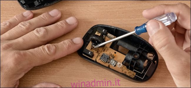 Riparare le parti interne del mouse di un computer