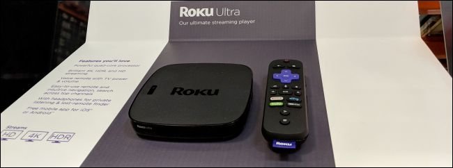 roku ultra e telecomando sullo scaffale