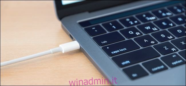 Cavo Thunderbolt USB Type-C collegato a un MacBook.