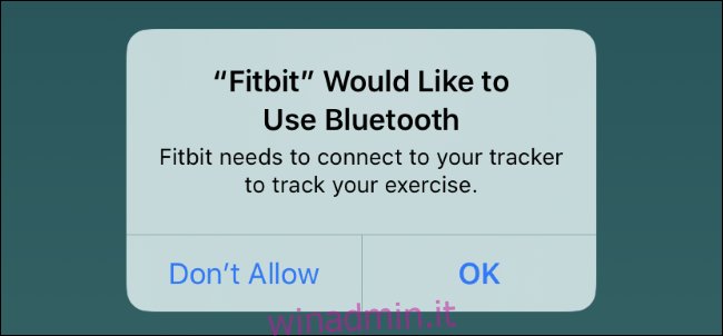 Messaggio di richiesta Bluetooth di Fitbit su un iPhone.