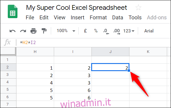 Suggerimento professionale: se stai lavorando con una tabella e desideri moltiplicare i dati dalle righe 1 e 2 nella riga 3, Fogli Google ha una funzione accurata che applica la formula alle celle rimanenti.  Riempie le celle rimanenti con la formula e i risultati.  Fai doppio clic sul quadratino blu e, come per magia, il resto della tabella viene riempito con il prodotto dei due numeri.