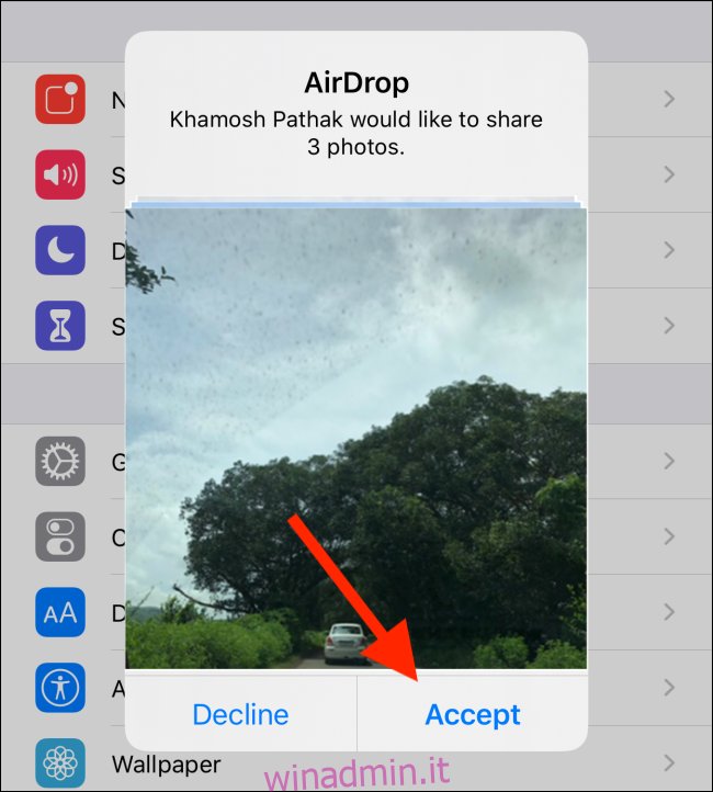 Una richiesta di AirDrop per condividere foto;  il tuo contatto deve toccare 