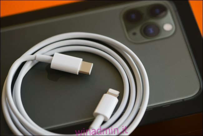Un cavo di ricarica rapida da Lightning a USB-C appoggiato su un iPhone 11.