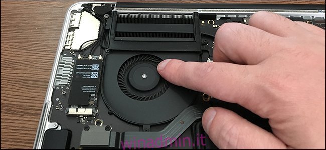 Un dito che tocca la ventola di raffreddamento all'interno di un MacBook Pro.