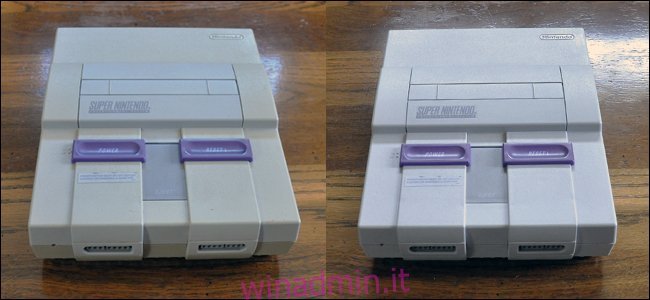 Un Super Nintendo ingiallito a sinistra e lo stesso bianco brillante dopo essere stato pulito con Retr0bright a destra. 