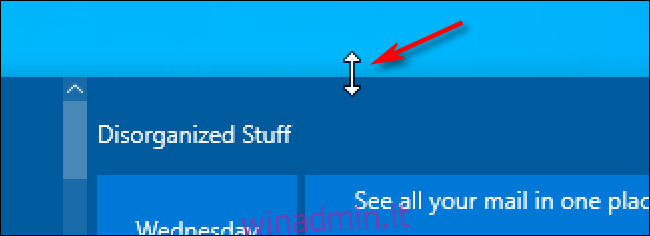 Un cursore del mouse a freccia di ridimensionamento di Windows 10 sul menu Start