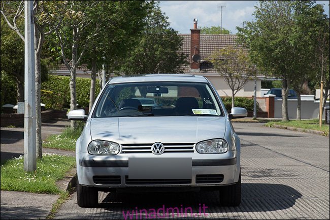 Vista frontale di un veicolo Volkswagen scattata con un teleobiettivo.