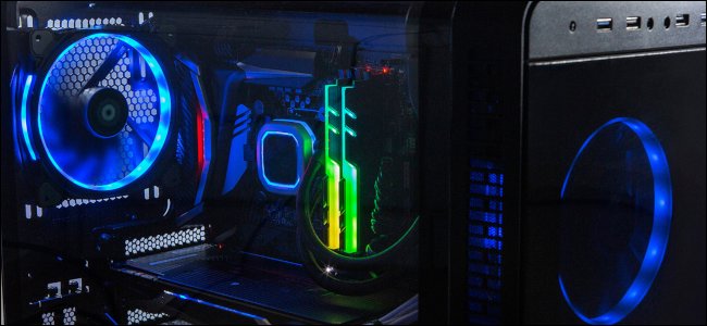 L'interno di un PC da gioco con illuminazione blu, gialla e RGB sui suoi componenti.