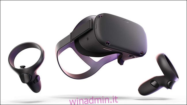 Il visore Oculus Quest e i controller da polso.