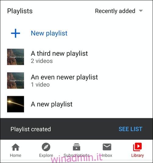 Un elenco di playlist di YouTube create nella scheda Libreria dell'app YouTube