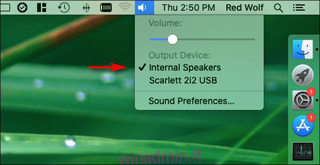 Selezione di un dispositivo di uscita audio dall'icona dell'altoparlante nella barra dei menu su Mac