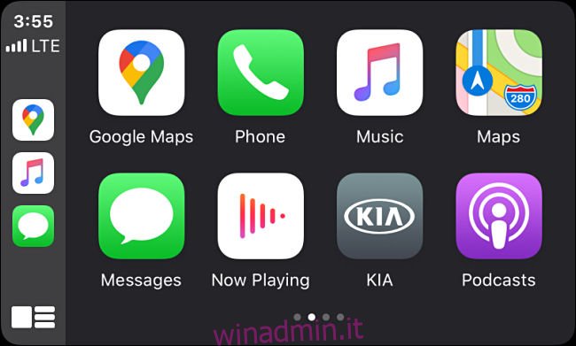 Icone delle app in Apple CarPlay su una schermata di infotainment in un veicolo.