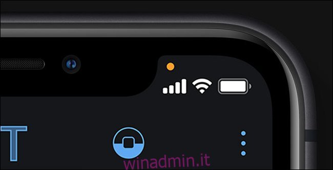 L'indicatore di utilizzo del microfono / fotocamera arancione su un iPhone.