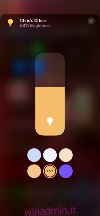 Controllo di una luce Hue dal centro di controllo dell'iPhone.