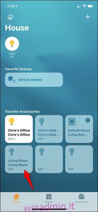 Premendo a lungo una tessera accessorio nell'app Apple Home.