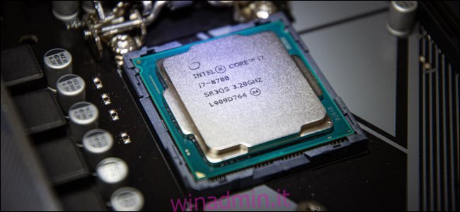 Una CPU Intel in un socket della scheda madre.