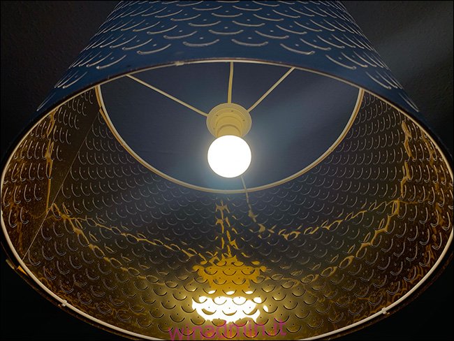Un'immagine sottoesposta di una lampada.