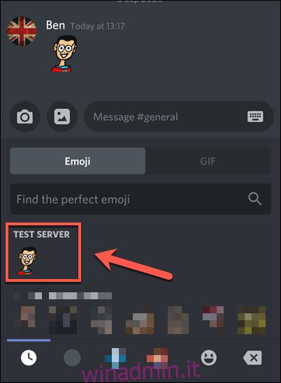 Tocca l'emoji personalizzata nella categoria del tuo server.
