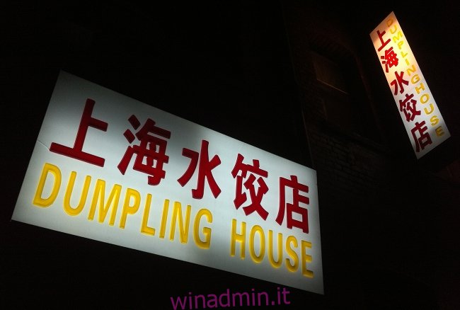 Una foto notturna dell'insegna illuminata del ristorante Dumpling House scattata con un iPhone 4.