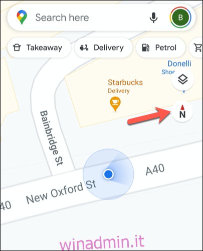 Google Maps sui dispositivi mobili, con la visualizzazione della mappa che punta verso nord e l'icona del raggio blu che mostra la direzione del viaggio rivolta verso est