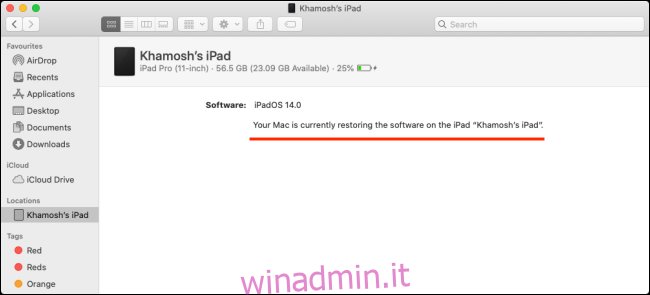La barra di avanzamento del ripristino per un iPad su un Mac.