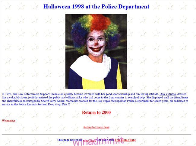 Un aggiornamento dal sito Web di un dipartimento di polizia che mostra un dipendente vestito con un costume da clown per Halloween. 