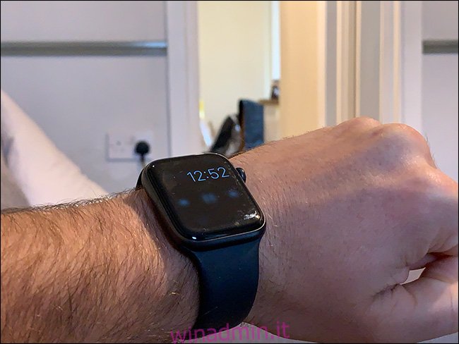 Uno smartwatch sul braccio dell'uomo con uno sfondo leggermente sfocato.