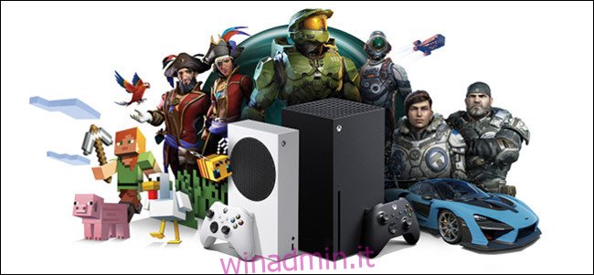 Le mascotte dei videogiochi di Microsoft davanti alle console Xbox.