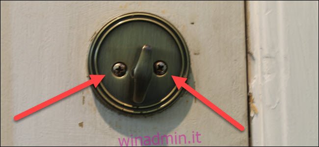 Una normale rotazione del pollice su una serratura, con due frecce rosse che puntano a due viti.