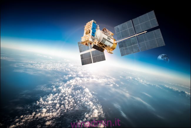 Un satellite sopra la Terra.