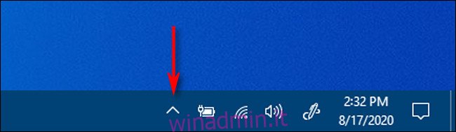 Fare clic sulla freccia a forma di carato nell'area di notifica della barra delle applicazioni per visualizzare le icone nascoste in Windows 10.