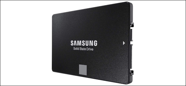 Un SSD Samsung da 2,5 pollici nero su sfondo bianco