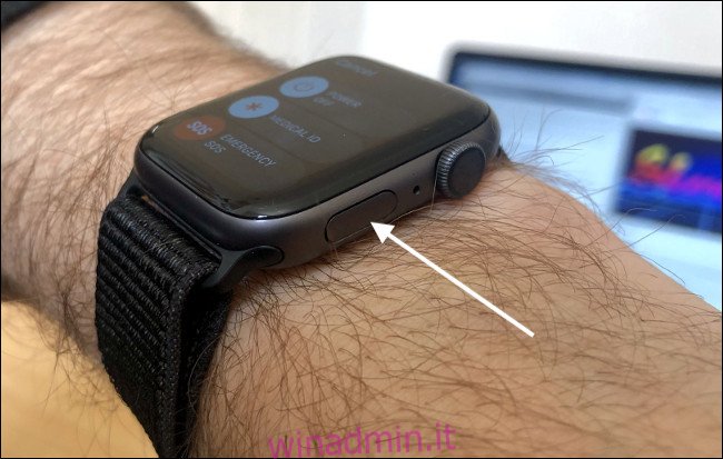 Usa il pulsante laterale su Apple Watch per SOS di emergenza