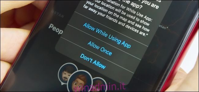 L'app Dov'è che richiede l'accesso alla posizione su un iPhone con iOS 13.